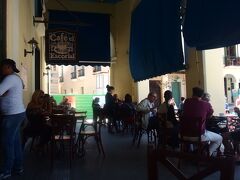 最後にオサレカフェに入ってて人間観察でもしながら過ごすことに。歩き方にも乗っている、cafe escorial。