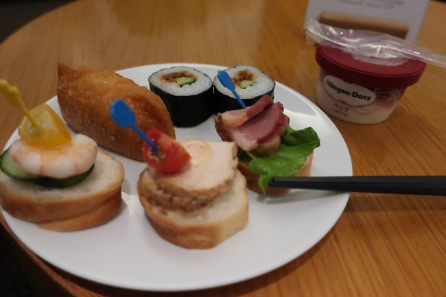 キャセイラウンジの良いところは、<br />ハーゲンダッツが食べれるところ。<br />他は簡単な軽食が出るだけになります。<br /><br />羽田のキャセイラウンジを知っていると、ちょっと差が大きいかな。と感じてしまうかもしれません。