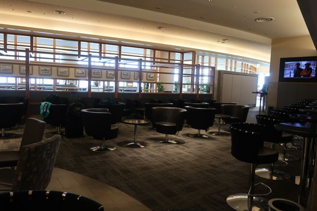 ラウンジの大きさは広めです。<br />広めというよりかは、ガラス張りになっているので、非常に開放感があります。