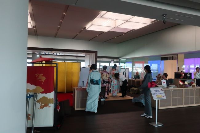 サテライトへ行く途中で、着物の着付け教室をしていました。<br />帰国前にこういうイベントがあると、うれしいと思いますよね。