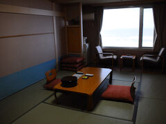 数分で、今宵の宿『青島観光ホテル』に辿り着いた。
昔ながらの観光ホテルだが、館内はそれほど古くは無かった。
通されたのは、8畳の和室。