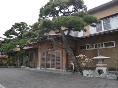 湯の川温泉「旅館一乃松」
お世話になった純和風旅館。大きな二本の松の木がお出迎え。
古くは漁師の網元の別荘であったとか。