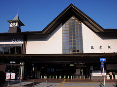 駅舎を出て振り返る。
7:20頃だったが、改札前に人がいない鎌倉駅に驚いた。
10時ごろには、もういつもの大混雑になったのだが。