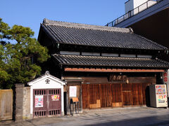 かの三河屋本店も、こうして見ると、趣があるな。
城下町に残る商家のようで。