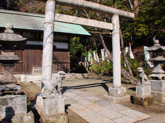 頼朝の墓の手前にある白旗神社。
明治になって法華堂の代わりに建立された社。
この社の鳥居前にある狛犬も、頼朝の墓と一緒に破壊されたが、こちらも修復が終わっていた。