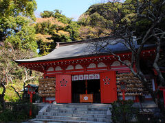 鎌倉将軍の御所であった大蔵幕府跡の東御門跡を通り荏柄天神社へ。
こちらも境内は静まり返っていた。