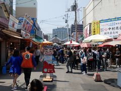 函館朝市
行き交う人達は、ほほ訪日観光客(アジア系)で観光スポットなっていました。
買い物より飲食が目的のようです。
往年の買い出し客で賑わう朝市が懐かしい。