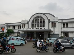 予定では、モナスの展望台にのぼって、スンダ・クラパ港に行ったらランチだったのに、モナスが休みで、スンダ・クラパを見終わったのが9時半前。

はて、どうしよう…。
それで思いついたのが、港からほど近いファタヒラ広場。

広場近くの駐車場に車を止め、まず、ファタヒラ広場からすぐの、コタ駅に行ってみることにしました。