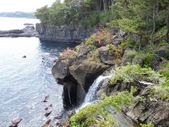 分岐点の橋まで戻り、対島の滝の展望台へ行きました。