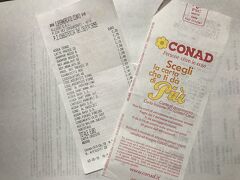 フィレンツェのホテルのすぐそばにあったスーパーＣＯＮＡＤ。このあとローマ中央駅にも大型の店がありさんざん通いました。ＣＯＮＡＤブランドの食品が意外と口に合って２回目の旅行の時にも大量購入しています。インスタントリゾットとか、お湯で煮込むだけでおいしく出来上がる優れものはいかにもイタリアならでは。何より安い！ばらまきものおみやげには好適品がたくさん見つかります。個人的にプラッドオレンジジュースがやけにおいしく感じて、毎回１リットルボトル３本買って帰国します。