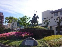 彦根駅前の井伊直政像。
彦根城は以前に訪れたことがあるので、今回は石田三成の居城・佐和山城跡を訪れてみることにしました。