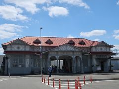 懐かしの駅舎は、南海電鉄の浜寺公園駅。
毎年プールに通っていた頃は
この駅を利用していました。