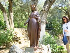 昼食後は、丘の上にある聖母マリアの家へ。
聖母マリアが最後を迎えた場所と言われており、ローマ方法からの贈り物なども展示されていました。
