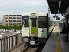 佐久平駅には8時18分に到着。小海線に乗り換えます。
8時31分発の小淵沢行きに乗車し9時16分小海駅に到着。