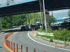 向島 から尾道にわたる尾道大橋手前では検問がやっていました。
ちょうど、愛媛だったかな？四国の刑務所から逃げ出した脱獄犯が向島に隠れているということで、向島から尾道にわたる尾道大橋で検問をしていました。