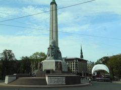 バスに乗って、旧市街に向かいます。途中、いくつか新市街のモニュメントを。

自由記念碑。１９３５年に独立を記念して建てられた塔。
