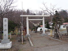 今年のGWは3連休＋4連休
4月は天気が良かったため花の開花がとても早いです
まずはGW最初の4月28日
天気は曇りのち晴れでしたが朝は曇り空な上寒かったです
桜は函館以外咲いていなかったですがカタクリが各地で見頃を迎えています
まずはエゾリスと一緒に映った写真が一躍有名になった浦臼神社へ