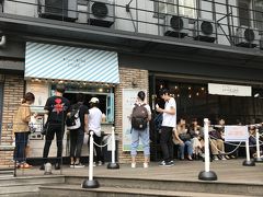 東京・原宿【MILK CAFE】

2017年8月3日にオープンした生クリーム専門店【ミルクカフェ】原宿店
の行列の写真。

新宿店、渋谷店でいただいた激うまソフトクリームはブログに
載せました↓

<K-POP人気のため若い子が渋谷原宿から新大久保に流れる！
「第3次韓流ブーム」到来♪ 
2017年12月にオープンした世界で1番おいしいかき氷店
【スノーウィビレッジ】でジェジュンのサイン見～っけ♪ 
【ジョンノホットック】新大久保店の伸びるチーズ入り
「モッツァレラコメハットグ（ホットドッグ）」、
台湾のタピオカミルクティー【チャタイム】、
生クリーム専門店【Milk】、【CAESAR Cafe】のラテアート>

https://4travel.jp/travelogue/11358107

<渋谷＆横浜グルメ★ 『横浜ベイシェラトン』へ♪ 
2018年4月28日に日本初上陸したLAのハンバーガーショップ
【FAT BURGER（ファットバーガー）】、渋谷スクランブル交差点に
誕生した『マグネットバイシブヤ109』のグルメ、展望スペース、
ジェジュンのお店【ケイブ】渋谷、
【ローステッドコーヒーラボラトリー】渋谷店＆【チャタイム】
マークイズみなとみらい店がオープン！>

https://4travel.jp/travelogue/11359439

【ミルクカフェ】原宿店にはカフェスペースがあり、他の店舗では
いただけない原宿店限定メニューがあります。

◆ NEW 原宿店限定　究極の生クリームのフレンチトースト　980円

◆ 原宿店限定 生クリームチーズケーキ　980円

◆ 原宿店限定 クリーミードリア　1,380円など。

＜営業時間＞
月～日　11:00～21:00(20:30L.O)

http://milk-craftcream.com/