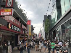 東京・原宿　竹下通りの写真。

平日も人が多いですが、休日はさらにやばいことになっています。

DS【マツキヨ】や【ザ・ダイソー】などがあるため、私は普段から
関係なく通りますが・・・。