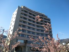 14:40
道草しながら歩いて、熱海駅から40分。
今宵の宿‥熱海玉の湯ホテルに、着きました。
ここは私の記憶にある宿としては、幼き頃、人生初に泊まった事がある宿なんです。

熱海玉の湯ホテル
訳ありアウトバストイレプラン2食付‥7560円×2
(入湯税別途/150円)
じゃらんで予約しました。