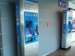 14：20
　ヘルシンキヴァンター空港到着。

　今回もヘルシンキでフェリーに乗り換えてエストニアの首都タリンに向かいます。飛行機を乗り継いだ方が便利で安いのですが、前回フェリーが楽しかったのでまたやってみました。
　フィンランドもエストニアもシェンゲン協定国なのでヘルシンキで入境（入国）します。前回は入境に30分ほどかかったのですが今回は早かったです。預け入れ荷物がなかったこともありますが、ヘルシンキ駅へ向かう列車の乗り場まで約20分で到着できました。
　これはその列車（リングレイル）の券売機。ここで5ユーロのRegionalチケットを買えばヘルシンキ中央駅まで行けます。今回私は初めてモバイルチケットを使ってみたので、この券売機は利用しません。
