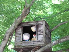 深大寺　門前の鬼太郎茶屋

鬼太郎茶屋の横にある木の上には鬼太郎たちの秘密基地（？）があります。
「みんな、よく来たな！」と声をかけているようです。