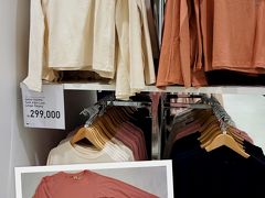 買ったパティックのジャケットに合わせるＴシャツ、ないかな？
グランド・インドネシア・モールに入っているユニクロへ。
袖口の広がったピンクの長袖カットソーをお買い上げ♪
長袖を買っちゃうほど、冷房、寒いのよね…。