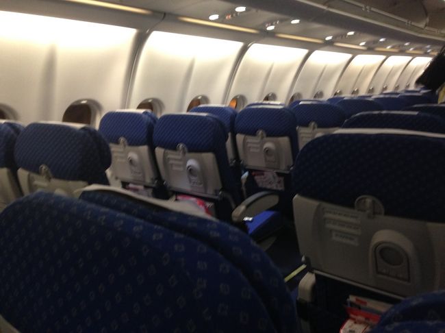 今までのエアアジアのうす汚れたSEATに代り新品布張りシート。<br />往復路ともこのシート機材でした。<br />UA/ハワイアン/中華航空なんかよりいいでないかい?<br />座席配列も2・4・2（画像は後方座席2・3・2）に変更されていました。<br />シートピッチも座席幅も広くなった様に感じました。<br />ヘッドレストも完備され上下に動きます。SCOOTよりGOODかもです。<br />
