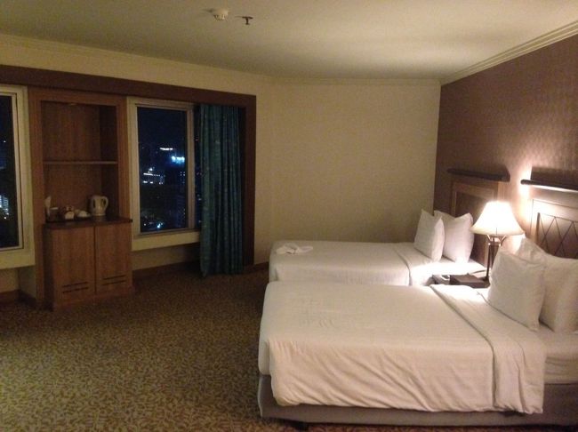 今回、ケチケチ旅行。<br />ホテルもJHCホテルバーゲンにてバイヨークスカイにしました。<br />以前はJHCホテルバーゲンは頻繁に行われ価格・ラインナップとも素晴らしかったのですが最近はセール回数も激減し今イチな印象です。<br />但し、税・サ込。朝食付なのは素晴らしいです。<br />今回1泊ツイン5800円朝食付はお得です。定価450BHT++/名が朝食代です故。<br />34階のスタンダードZONEでした。部屋の広さ・浴室・眺め・朝食など充分合格です。このホテル大陸ツアーインドツアー多数利用・開業からかなり経年してますが意外や意外、部屋のメンテ等はきちんとしています。<br />WiFiのみ大型ホテル故かLINE以外はネット検索等ではストレスを感じます。