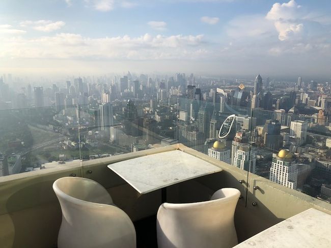 朝食は81階で取りました。種類も多く内容も3星なりに十分合格です。<br />早朝からもったいぶらずに眺めのいいテラス席を開放しているのには拍手です。<br />にしても飛降放題のタイの安全基準。嫌いでありません。