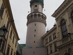 中央広場から塔がすでに見えます。旧市街はそう広くないですね。

火の塔
 都市のランドマーク、都市の歴史の博物館 "火の塔"です。61メートルの高さから、素晴らしいパノラマビューが見られます。
その円筒形の下部は、ローマの町の壁の遺跡に建てられ、13世紀以降の都市の北の塔として使われました。また、塔の上には、1622年にショプロンで開催された国会議事堂と女王の戴冠式のためにフェルディナンド2世とエレオン王からの贈り物であった両頭のワシがあります。