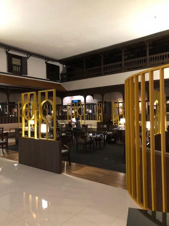 階段を上ると豪華ラウンジがお出迎え。