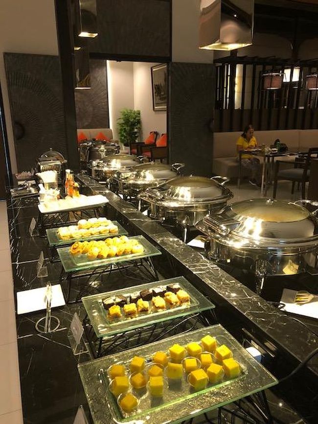 FOOD・飲物ともまずまず充実。<br />肝心のボトルWATERも完備。<br />とび子の巻寿司が美味しかったです。<br />