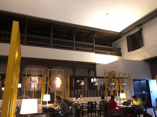 天井も高く・椅子の配置もかなりゆったりした作り。<br />おまけにタイ風の木材も取入れ雰囲気もGOODです。<br />成田の大韓航空のラウンジに爪の垢でも。<br />こうして優雅な時間を過ごし、毎度毎度LCCのエコ座席で縮こまる私。<br />これまた嫌いでありません。