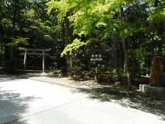 坂を登って発心門王子　ここから熊野本宮までは熊野古道入門コースで人が増えてくる　熊野本宮まで2時間程度で途中に茶店、民家が増えてきて、里山歩きの雰囲気に