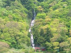 47号線に戻って、白糸の滝ドライブインで対岸の白糸の滝を眺めます。
大好きなだだ茶豆おかきをお土産にゲットして出発。