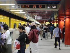 東京メトロ銀座線の上野駅から浅草駅までの区間は日本で初めて地下鉄が開通した区間。 
一時は古びていましたが、外国人観光客向けにリニューアルされていました。 
駅構内の柱は浅草寺に合わせて赤い色。 