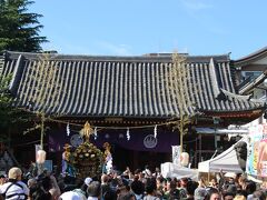 雷門前でいくつかのお神輿を見た後、浅草神社へ。 
普段は隣の浅草寺の影に隠れていますが、今日は浅草神社が「主役」 。

浅草の中を一周してきた町内会の神輿が到着しました。 