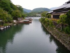 桂川支流　右が中の島