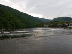 定番の渡月橋からの眺め　相変わらず嵐山を背景にして写真を撮っている外国人が多数。台湾人の親子(母親と娘)から頼まれ、スマホのシャッターを押してあげた。