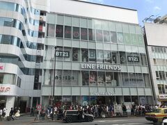 東京・原宿『LINE FRIENDS flagship store in Harajuku』

2018年3月17日にオープンした日本初のフラッグシップストア
『LINEフレンズ フラッグシップストア 原宿』の外観の写真。

3階にBTS（防弾少年団）コーナーがあるので行きます♪

『LINEフレンズストア』は現在、国内2店舗（原宿、福岡）で
展開されていますが、2015年に東京の原宿明治通り沿いにオープンした
『LINE FRIENDS STORE 原宿』が、2018年3月に東京・原宿に新しく
オープンしたパルコの新商業施設「原宿ゼロゲート」へ移転し、
日本初のフラッグシップストア『LINEフレンズ フラッグシップストア
原宿』として店舗の規模及び内容が拡大されました。

これまでも韓国へ行くたびに『LINEフレンズストア』の色んな店舗を
ブログに載せています ((o(^∇^)o))

＜営業時間＞
11:00～21:00

https://www.linefriends.jp/