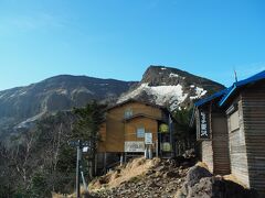 ヒュッテ夏沢、山彦荘の向こうには硫黄岳が。かなり近くなりました。