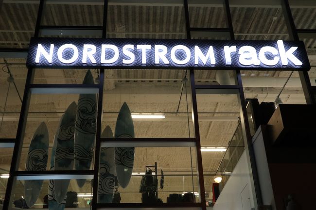 そして、クヒオ通りの「ノードストロームラック」で掘り出し物探し。