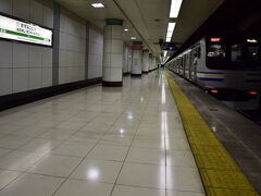 JR成田線の朝の空港第２ビル駅にやって来ました