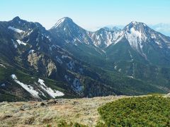 横岳の隣には八ヶ岳の主峰、赤岳。次の低いピークが中岳、そして阿弥陀岳まではっきり見え、三山揃い踏み。絶景です。
中岳の右奥には権現岳とギボシ。さらにその奥には南アルプスの薬師岳、観音岳、地蔵岳の鳳凰三山まで見えています。
このまま右に振ると見えない山があるので南西の端まで移動。