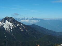 すると阿弥陀岳の後ろから北岳がチラッと見え、甲斐駒ケ岳、仙丈ヶ岳。