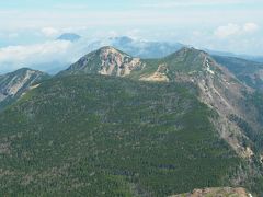 北に目をやれば、手前の蓑冠山、根石岳。その奥には天狗岳の東西二峰。