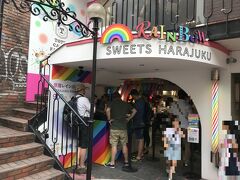 東京・原宿【RAINBOW SWEETS HARAJUKU】

2018年5月23日にオープンしたレインボースイーツ専門店
【レインボースイーツ原宿】の写真。 

https://rainbow-sweets.com/

こちらも【トッティキャンディファクトリー】の姉妹店で、
原宿竹下通りにあります。

2015年8月29日にオープンした【トッティキャンディファクトリー】
原宿店は以前、オープンした際に載せました。2階にあります。