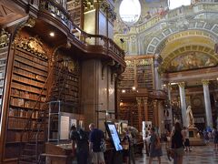世界でもっとも美しい図書館。
本当に美しかった。
天井のフレスコ画もよかったです。
ただ入館に７ユーロ！
高い！！