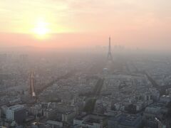 ここに来た理由は「モンパルナス・タワーからパリの街を見ること！」

17ユーロでてっぺんまで上がると、そこは、屋外展望テラスになってます。

そんな眺めがこちら！

エッフェル塔をキレイに見たけりゃエッフェル塔に登るわけにはいかないので、ここから見るのが定番。

時刻は21:30頃。ようやく日が沈み始めました。

このままぼーっと暗くなるのを待ちます。